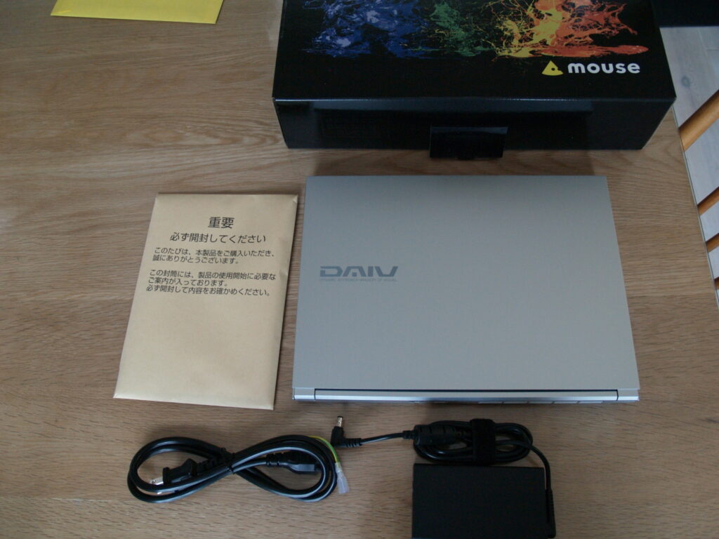 本体外観および添付品：DAIV S4-I7G60SR-C（S4I7G60SRCDCW101DEC）