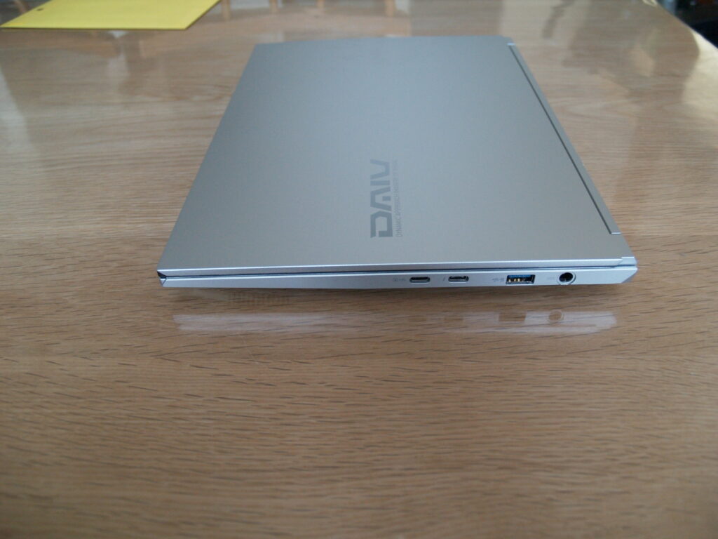 本体右側：DAIV S4-I7G60SR-C（S4I7G60SRCDCW101DEC）