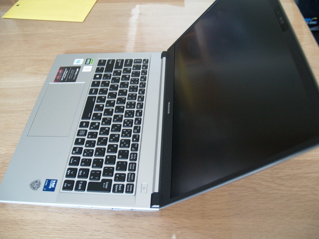 ディスプレイを開いた状態：DAIV S4-I7G60SR-C（S4I7G60SRCDCW101DEC）